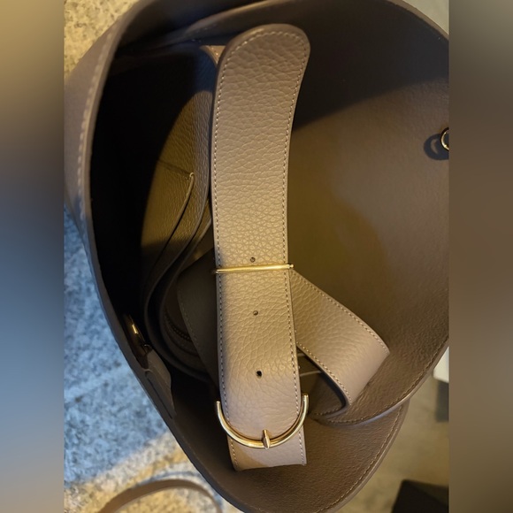 Cuyana Oversized Linea Bucket Bag - Picture 4 of 13